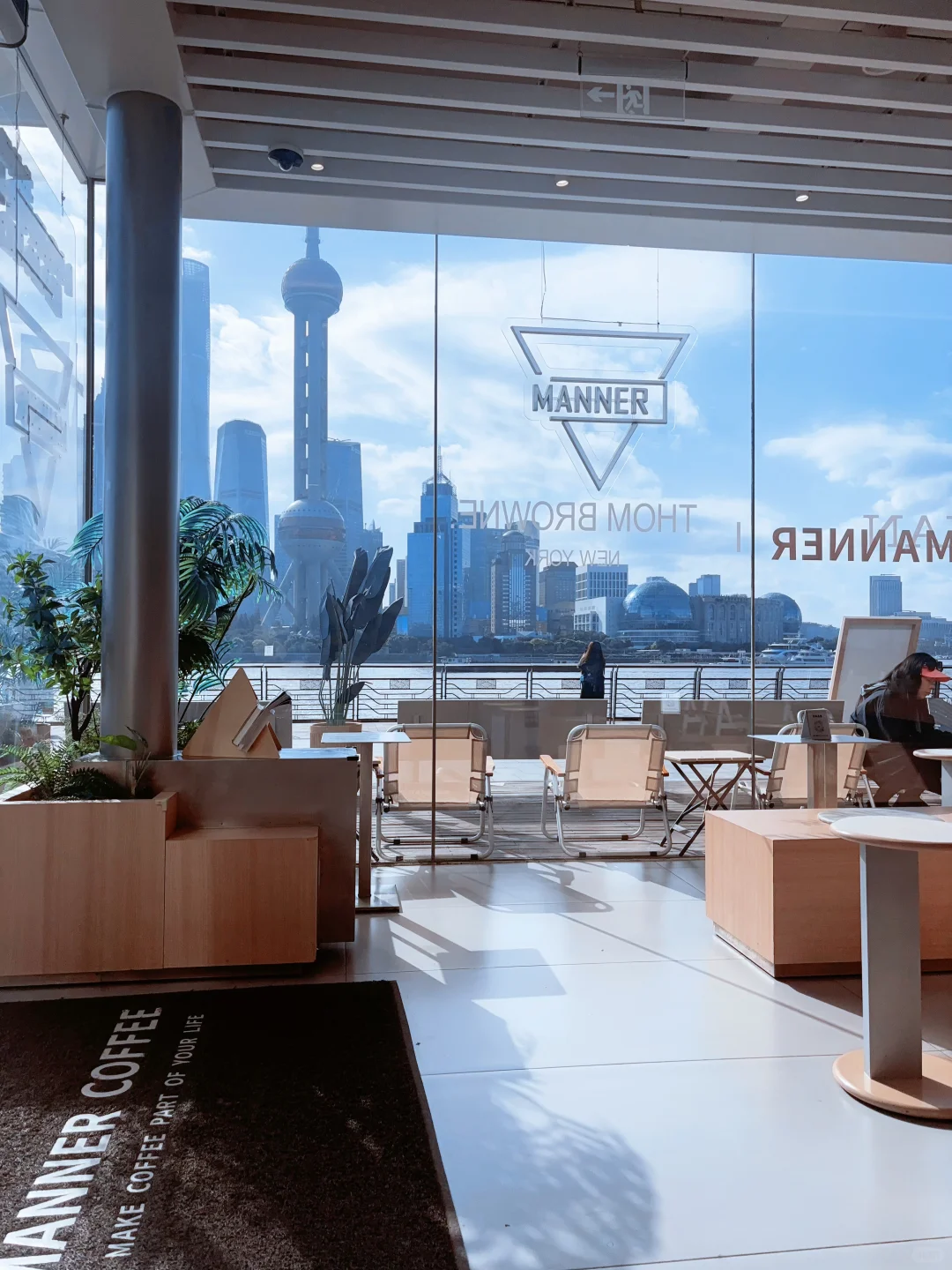 floor-to-ceiling windows overlooking Oriental Pearl Tower and Lujiazui skyline