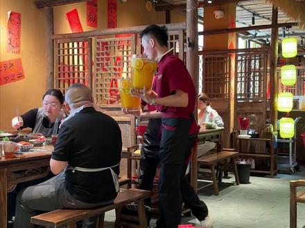 giant 5L fruit tea cup being carried by two people